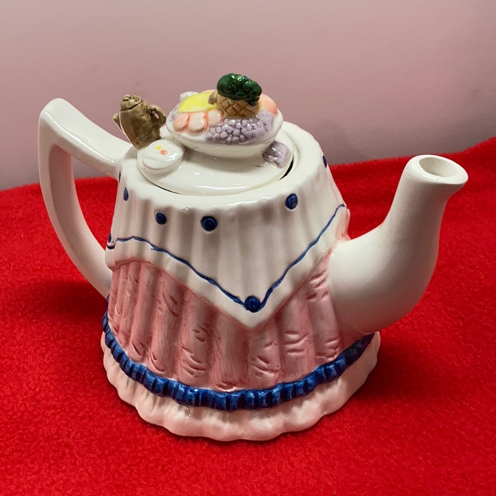 Tablecloth Tea Pot - Picture 3 of 4